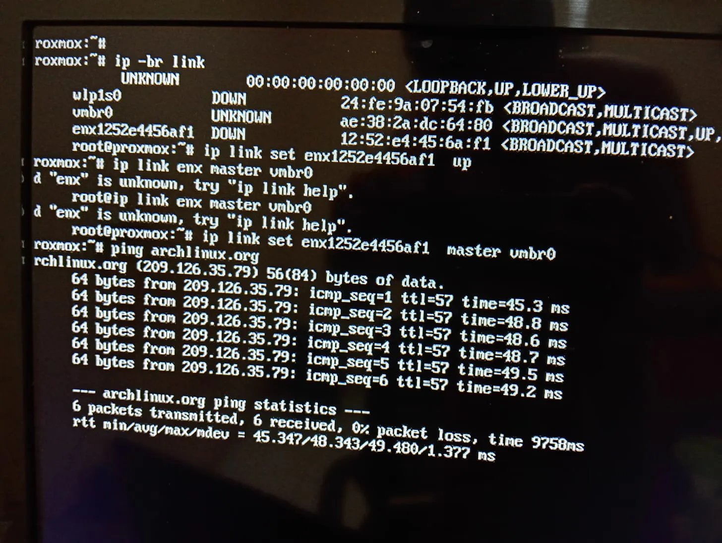 Terminal do Proxmox ligando a interface enx do celular à vmbr0 e um ping respondendo sem perda de pacotes