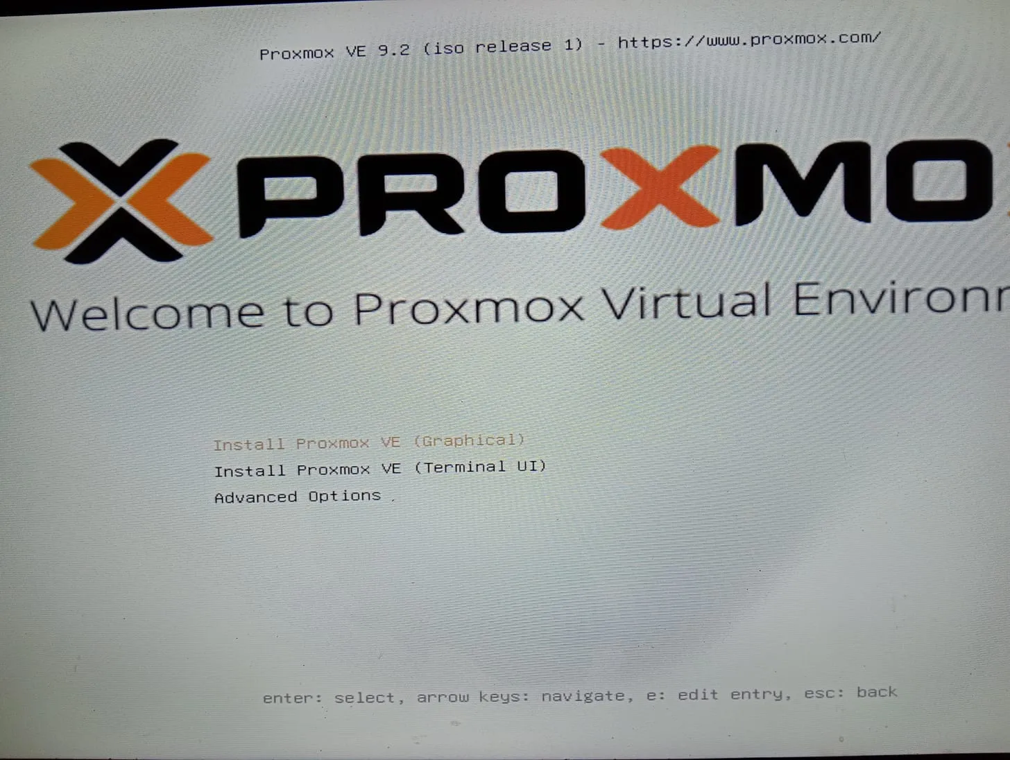 Tela inicial do instalador do Proxmox VE 9.2 com a opção Install Proxmox VE (Graphical) selecionada